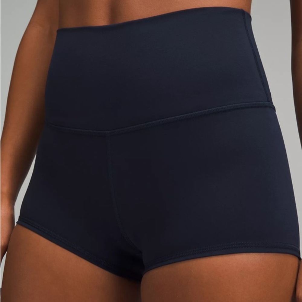 Women’s 6 Lululemon In Movement Short *Everlux 2.5"